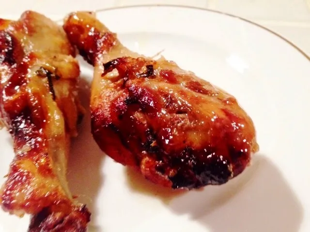 Pilons de poulet marinés sauce miel épices, riz et wok de légumes